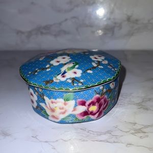 Lovely Cherry Blossom Hand Decorated Cloisonné Octagon Dish e Lid. So Beautiful